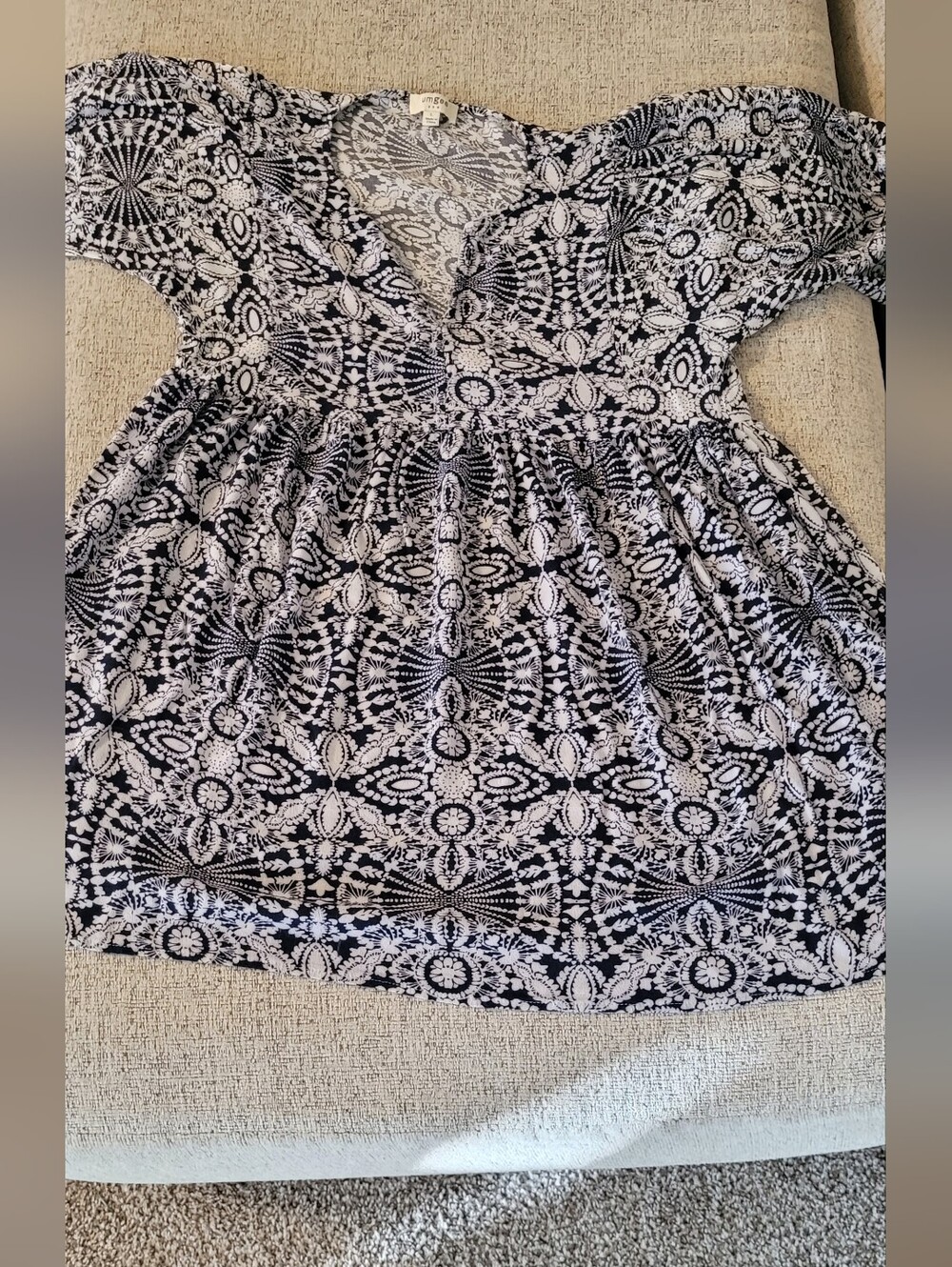 Umgee Blue and Cream Geometric V-Neck Tunic EUC - Picture 4 of 5